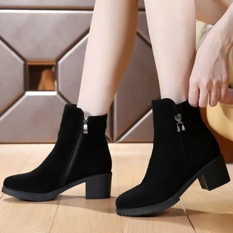 Женские осенне-зимние ботинки в европейском и американском стиле — черные замшевые ботинки на молнии с декором с кисточкой, ботильоны для мамы