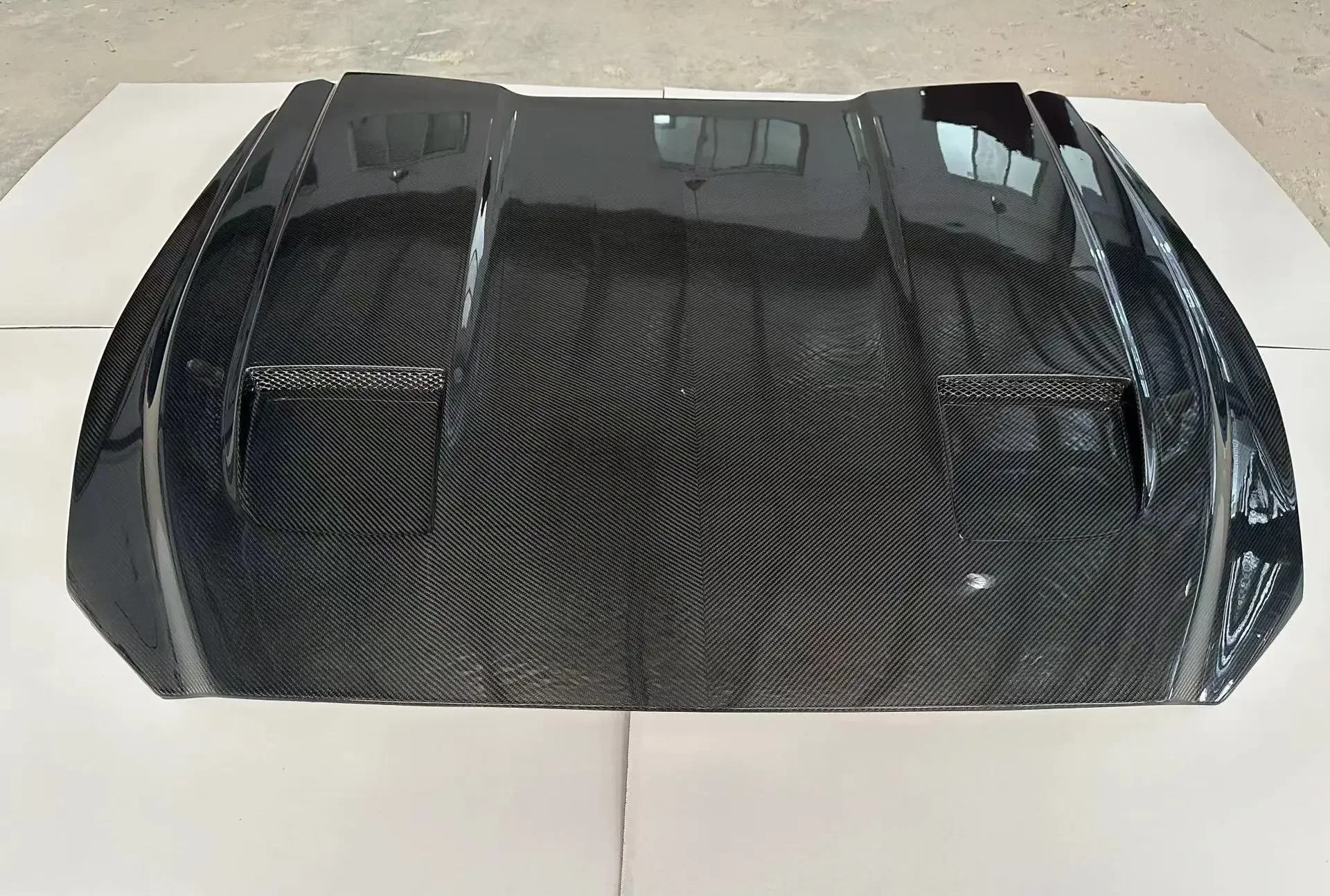 Suitable for Ford Mustang 6th generation carbon fiber hood modification, real carbon fiber hood modification