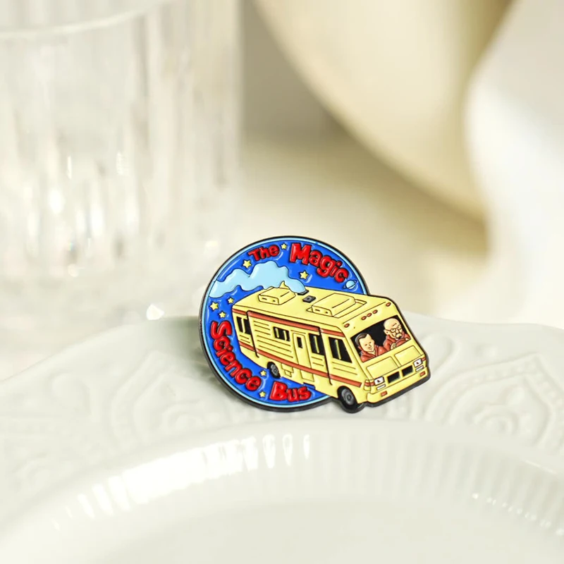 Klasyczne przypinki do ubrań z motywami filmowymi, postać z kreskówki Walter White Breaking Bad, emaliowana broszka z literami, ozdoba na ubranie, biżuteria na prezent.