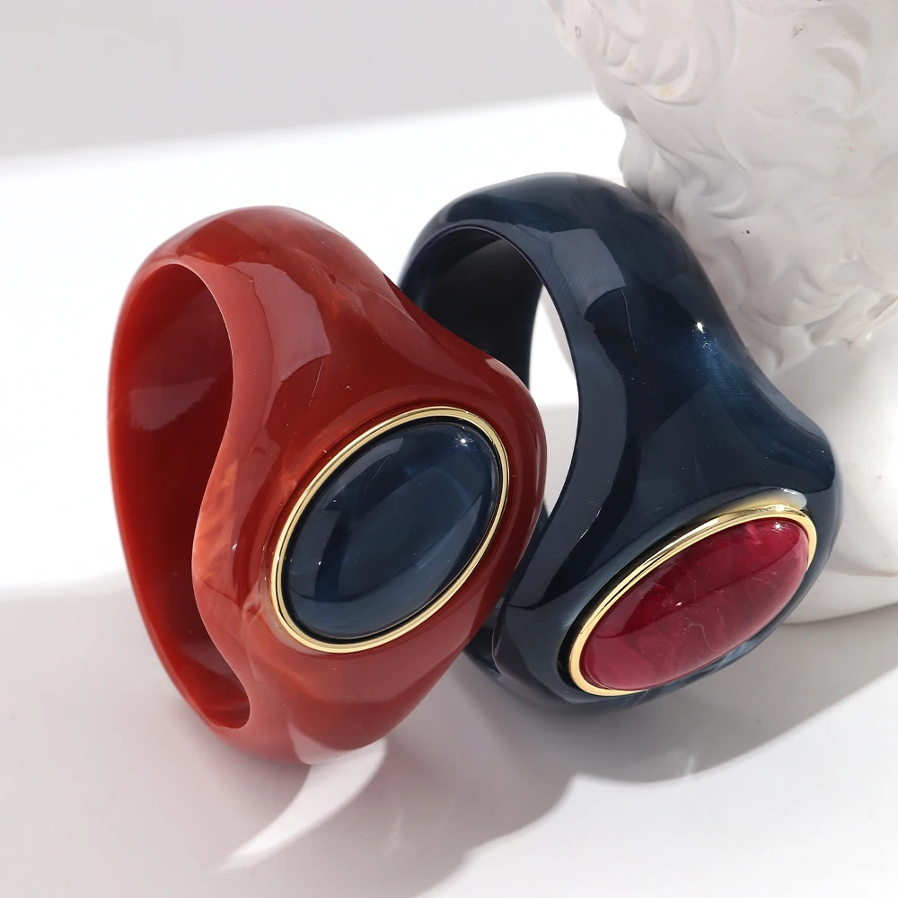 Vintage Harz-Armreifen in bunten, unregelmäßigen geometrischen Formen, neue breite Acryl-Armreifen mit Steinintarsien, einzigartiger Schmuck als Geschenk – Detail 3