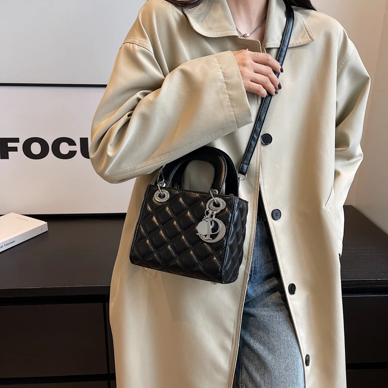 

Large Capacity Glossy Quilted Shoulder Bag Nylon Lightweight Magnetic Zipper Crossbody Bag for Shopping Commute Crossbody bag