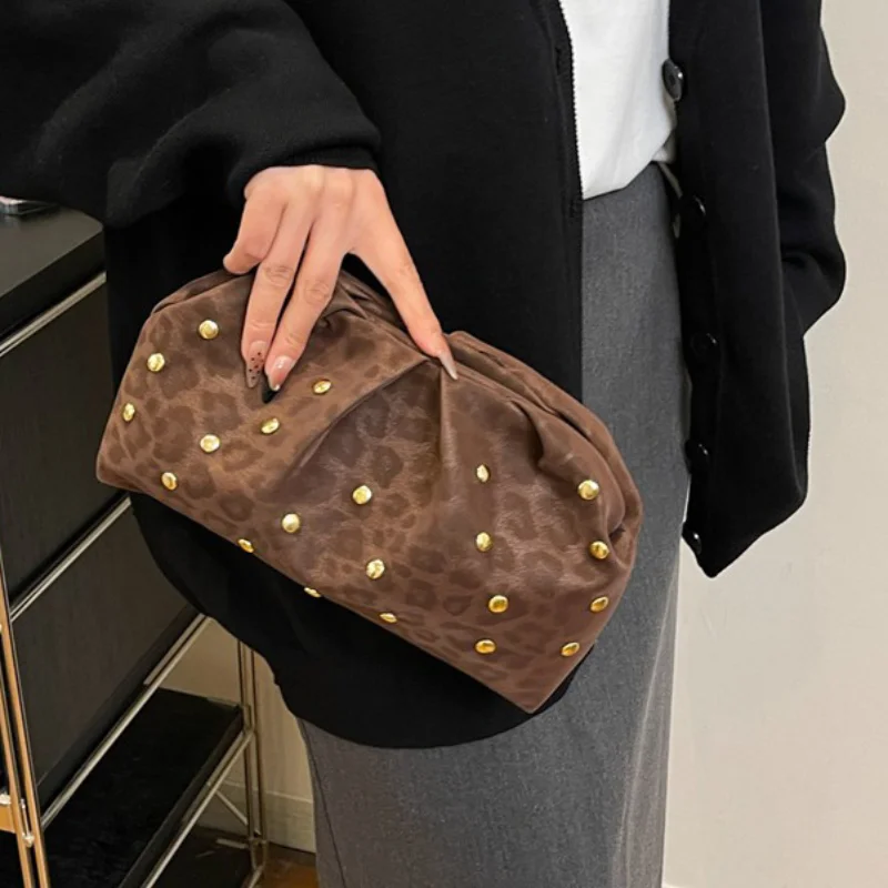 

Французская банкетная сумка с леопардовым принтом, модная сумка для пельменей с заклепками, плиссированная сумка-облако, простой клатч с магнитной застежкой, элегантный женский кошелек