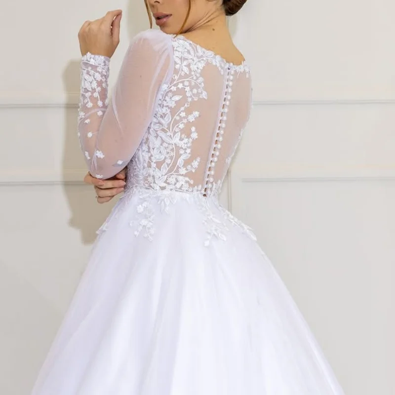 Suknie ślubne na zamówienie, proste, w kolorze kości słoniowej, z dekoltem w serek, na ramiączkach spaghetti, z aplikacjami, o kroju litery A, zdobione koralikami i aplikacjami.