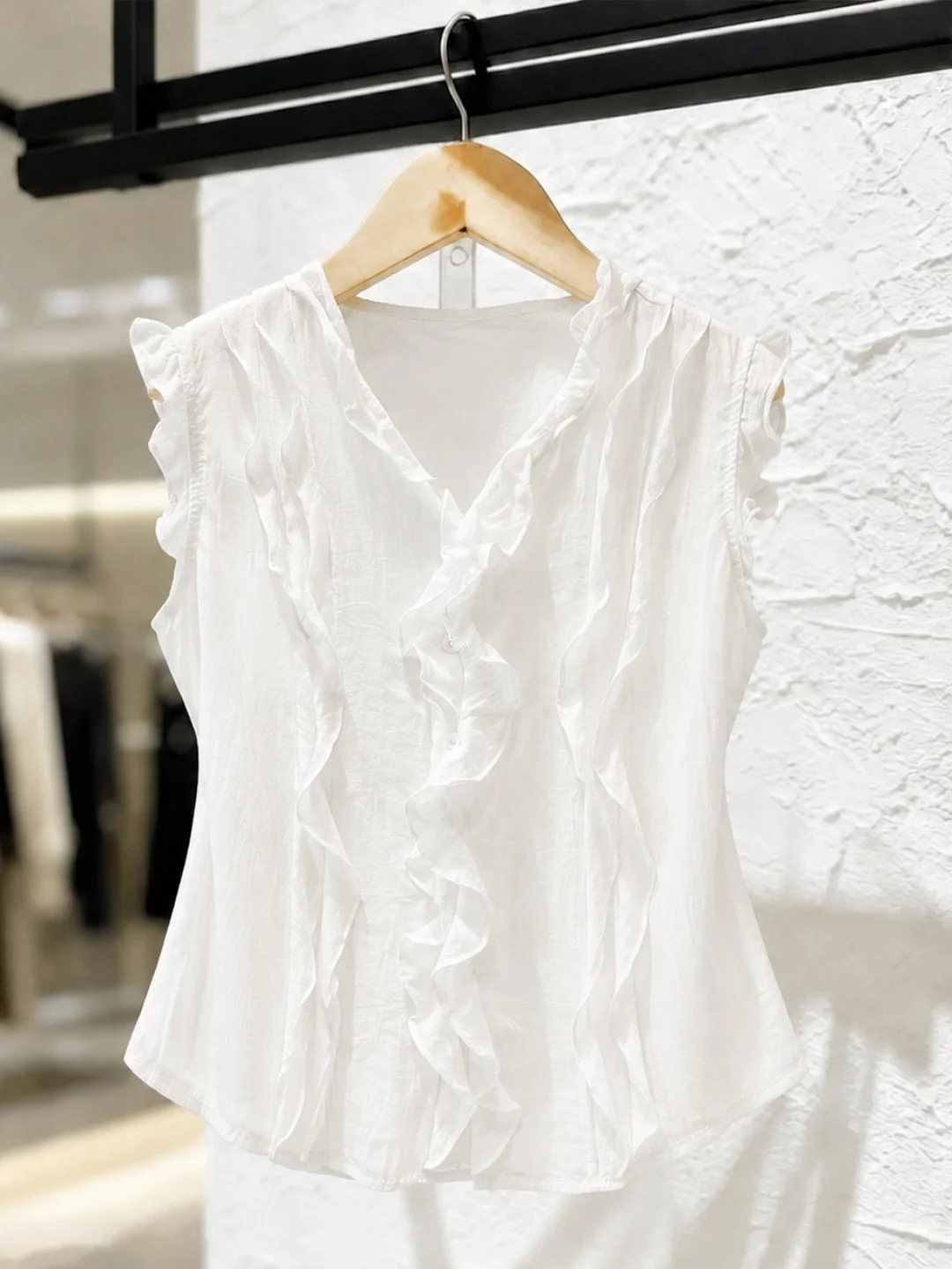 Design Sensation V-Neck Sleeveless Vest Women's Fashion Summer Top Gentle Wind Lace Trim Korean Style Straight Cut Silk Shirt
