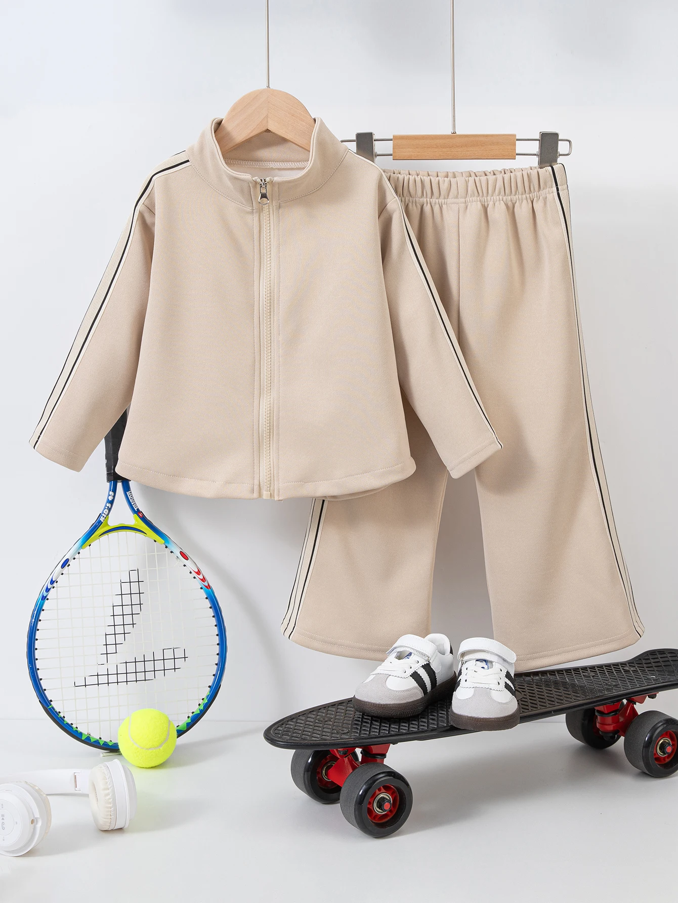 Zweiteiliges Set für Mädchen für Frühling/Herbst, Oberteil mit Reißverschluss und Rundhalsausschnitt sowie Freizeithose. Ein stilvolles und vielseitiges Kinderoutfit