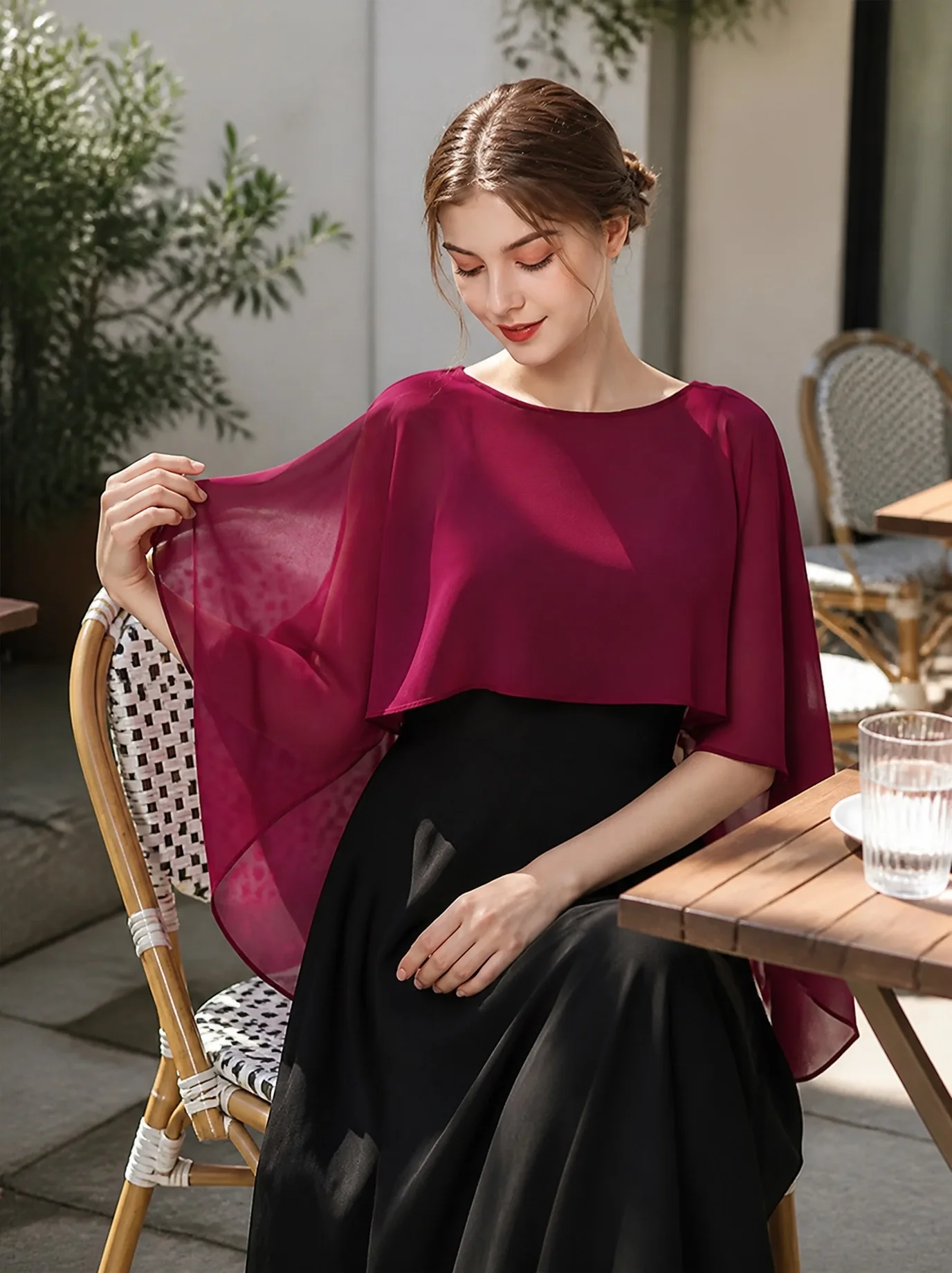 Kurzer, leichter Überwurf aus transparentem Chiffon, locker geschnitten, ideal als Abendkleid-Accessoire. – Detail 7