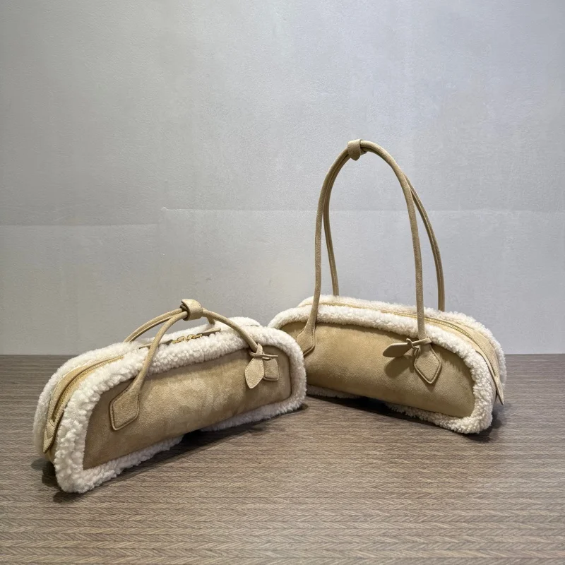 

Модная и незаменимая сумка-саше с короткой и длинной ручками, из высококачественного шелка, кашемира и меха ягненка.