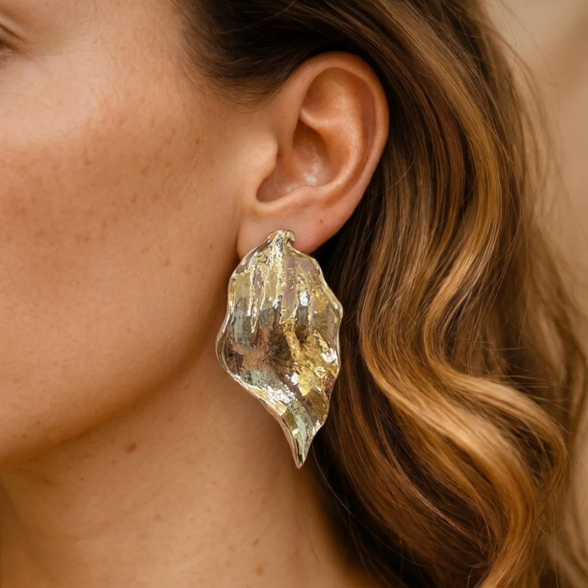 Einzigartiges Design Große Blatt-Statement-Ohrstecker für Frauen, Gekräuselte Gehämmerte Bunte Emaille-Baumblätter-Ohrringe, Partyschmuck – Detail 4