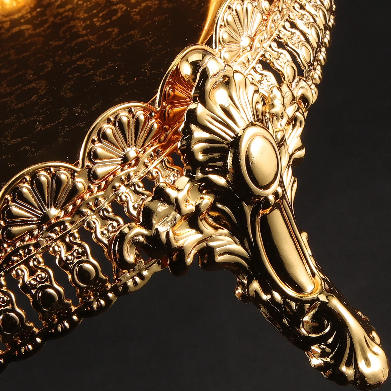 

1 set 1 Set Iron Cake Tray With Lid Premium European Style Dessert Serving Tray For Wedding Party Bakery Display Storage Use