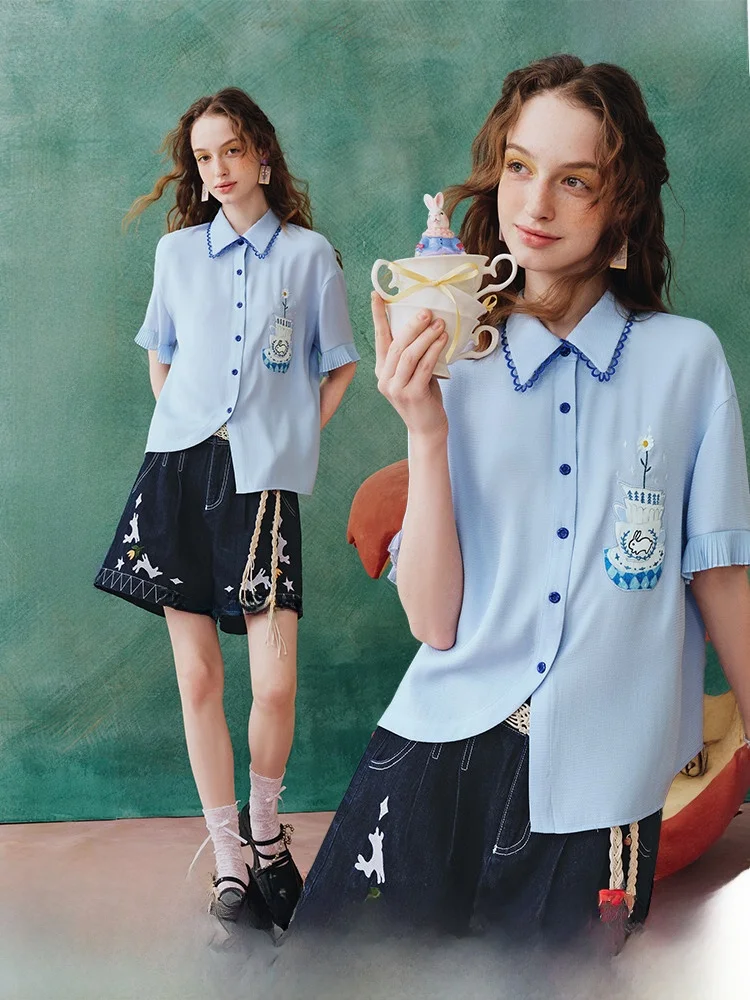 

Свободная женская рубашка с асимметричным подолом, вышивкой и принтом синего кролика, летняя новинка, с коротким рукавом, на пуговицах