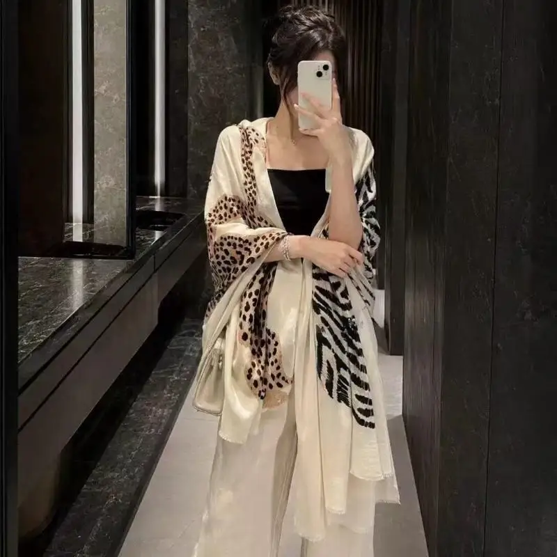 Flauschiger, warmer Schal für Damen, modisches Design mit Tiger- und Leopardenmuster, farbecht, ideal als Alltagsaccessoire oder als Geschenk zum Valentinstag für Mädchen. – Detail 11