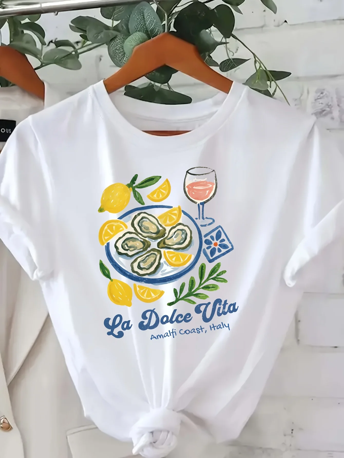 Damen-T-Shirt mit Zitronengrafik. Ein bequemes, kurzärmliges Alltags-T-Shirt mit Rundhalsausschnitt für den Alltag und Stil. Grafik-T-Shirts
