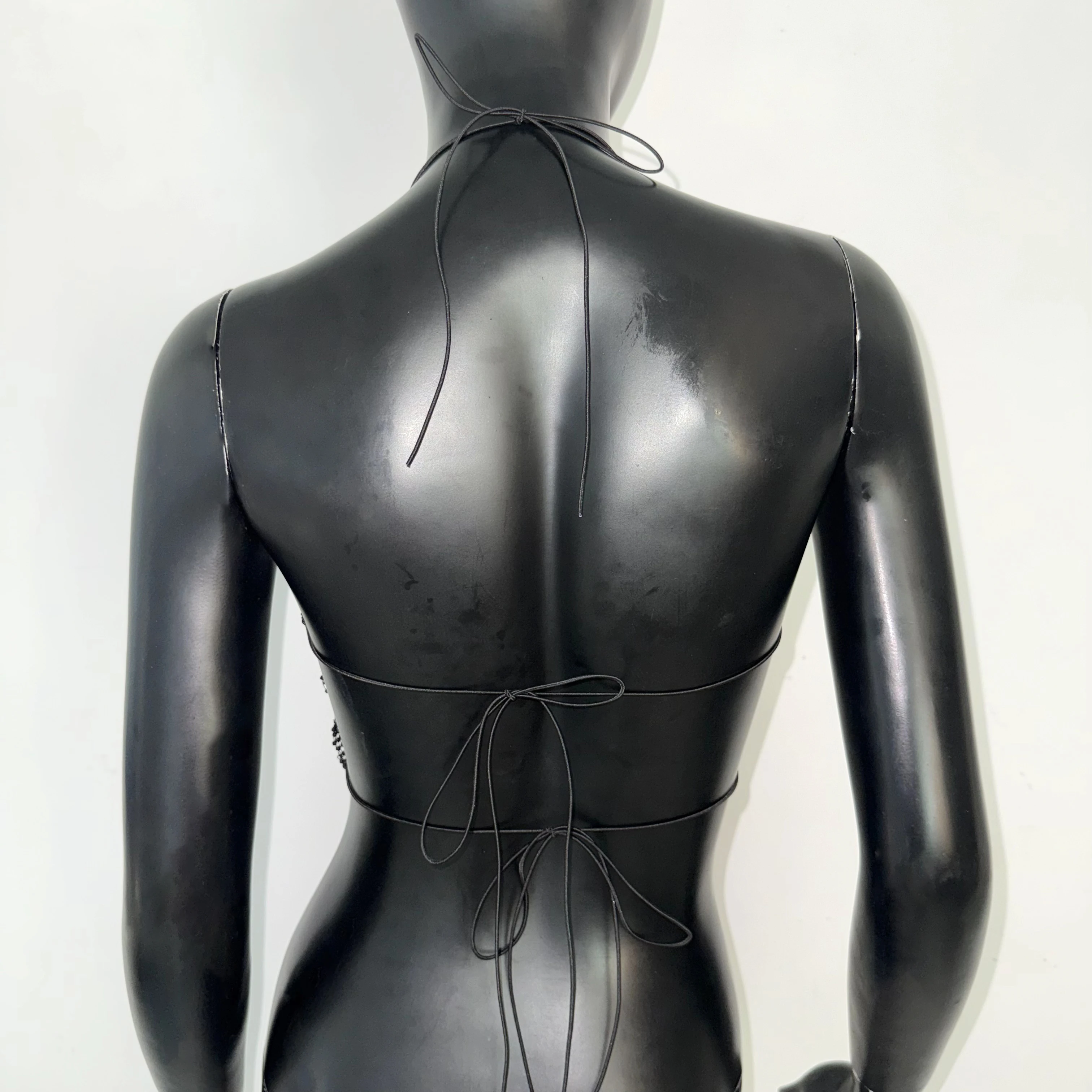 เสื้อครอปสายเดี่ยวรัดรูปซีทรูลายตาข่ายประดับเพชร แต่งรูเว้าหลัง เซ็กซี่ แฟชั่นสำหรับงานปาร์ตี้และเทศกาลดนตรี