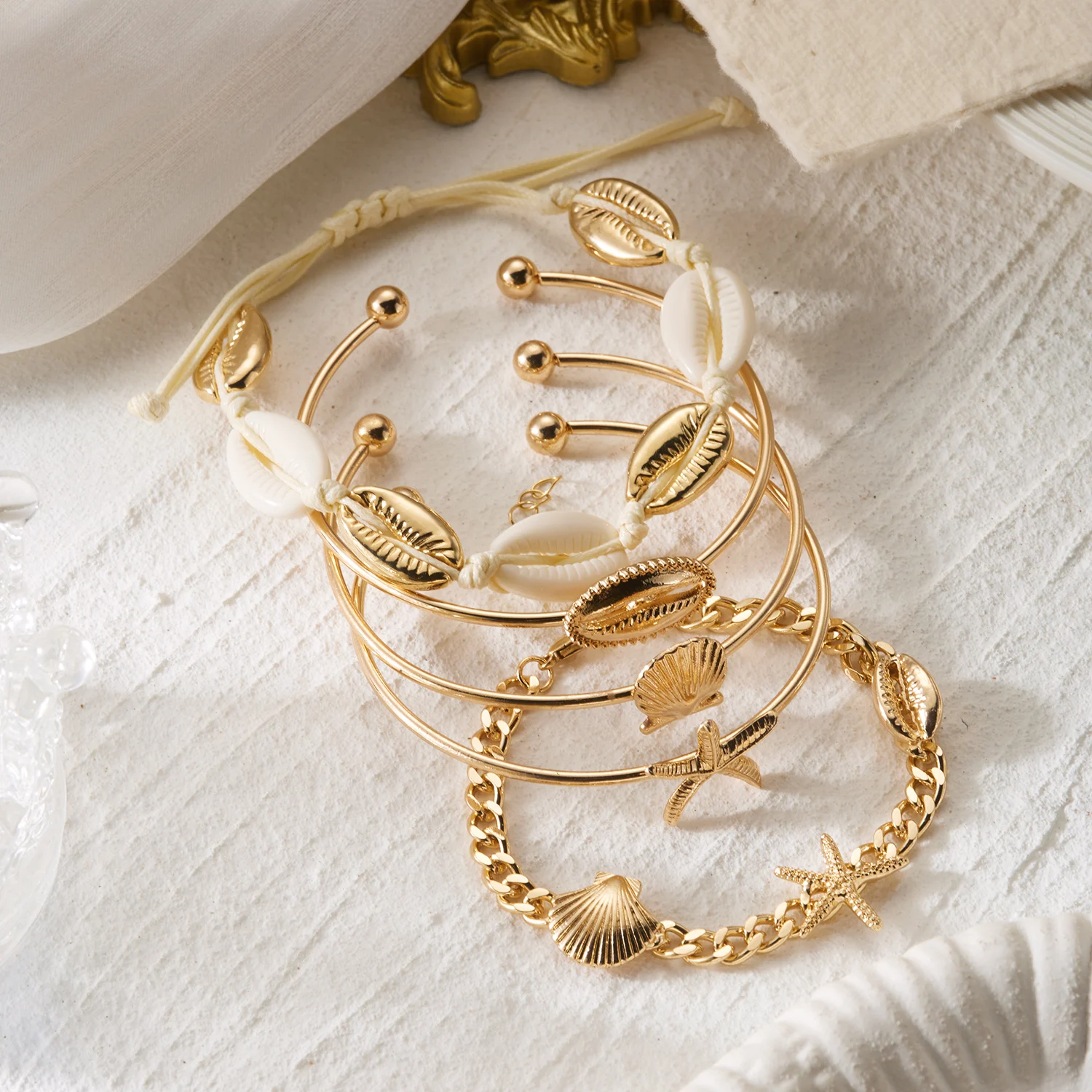 5-teiliges Set Sommer-Armreifen in Goldfarbe mit Seestern- und Muschelmotiven für Damen, Modische Meeres-Elemente, Trendige Strandparty-Schmuckstücke – Detail 7