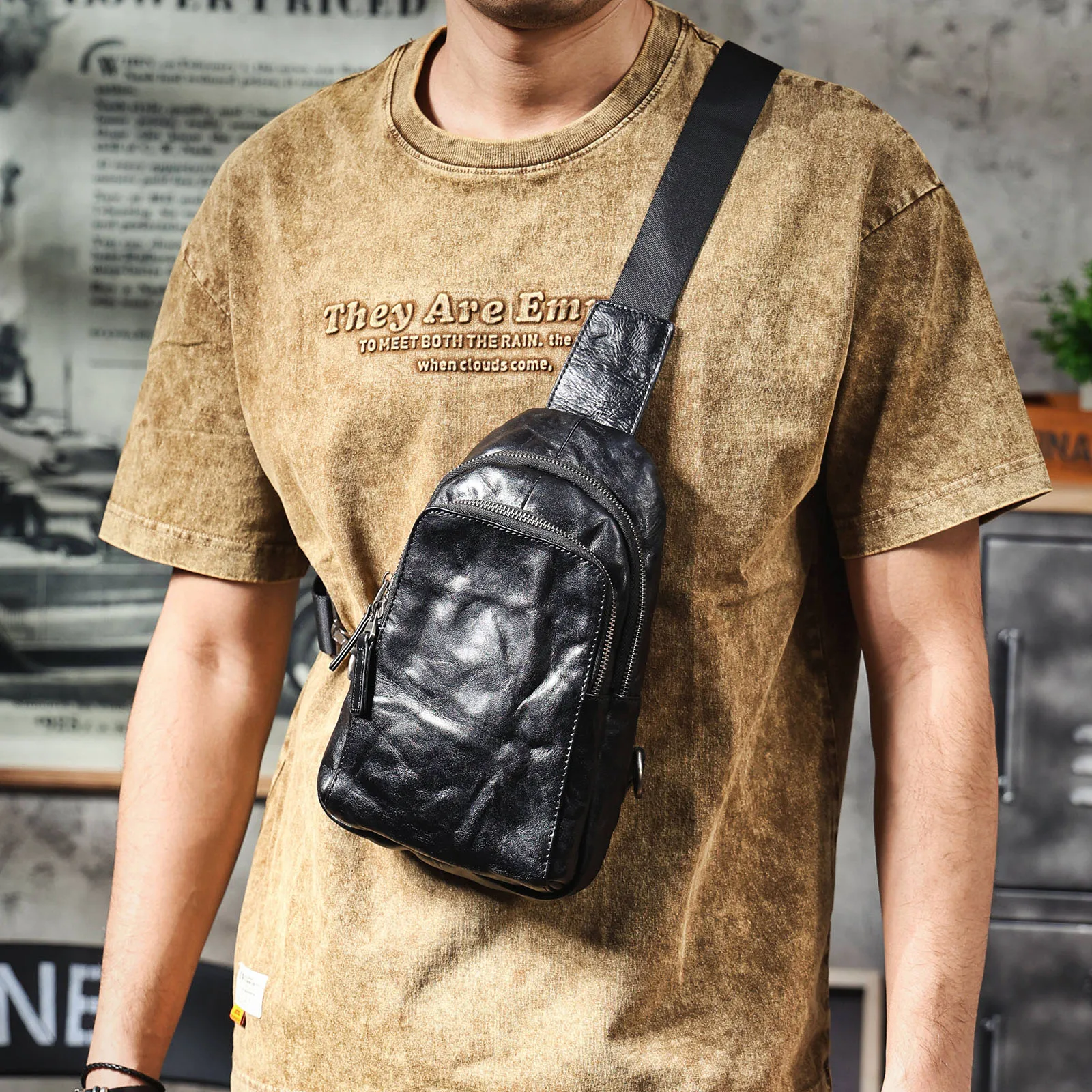 Echte Leder-Brusttasche für Herren, Casual-Umhängetasche aus Rindsleder, Modische Handyhülle, Pflanzlich gegerbtes Leder, Mini-Modell – Detail 7