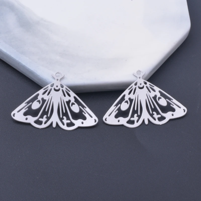 10 Stück Messing-Filigran-Anhänger mit ausgehöhlten Motiven von Motte, Schmetterling und Meerjungfrau, Edelstahl, goldfarben, für DIY-Schmuckherstellung von Ohrringen. – Detail 2