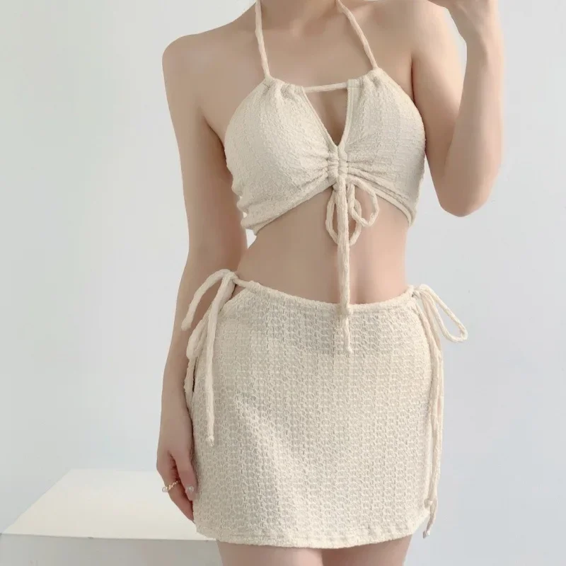 

Летняя мода Pure Desire Молодежное снижение возраста на шнуровке с подвесным воротником для пляжного плавания Горячий весенний тренд Комплект бикини из трех предметов