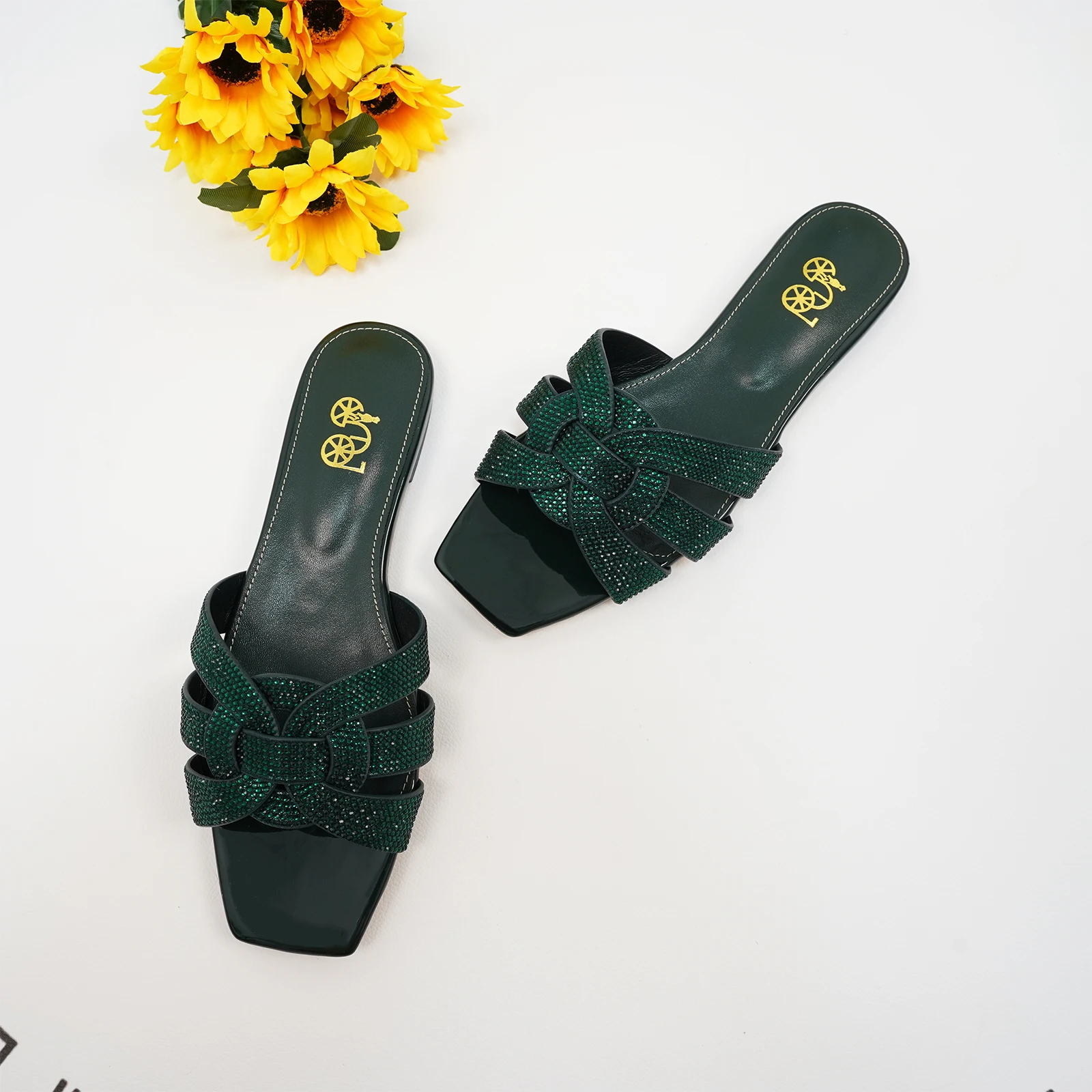 2024 summer women\'s flat bottomed open toe slippers,fashionable and casual rhinestone outdoor slippers, anti slip beach slippers