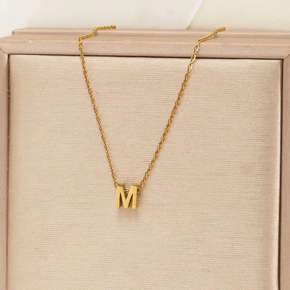 Collar con inicial de acero inoxidable para mujeres y hombres, gargantilla de un solo nombre con letras cortadas de Color dorado, regalo de joyería, triangulación de envíos