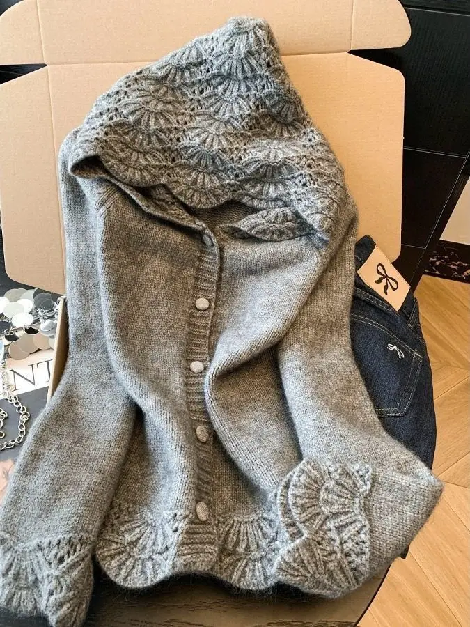Die neue Damen-Strickjacke mit Cut-Outs und Kapuze ist ein lockerer Pullover für Frühling, Herbst und Winter.