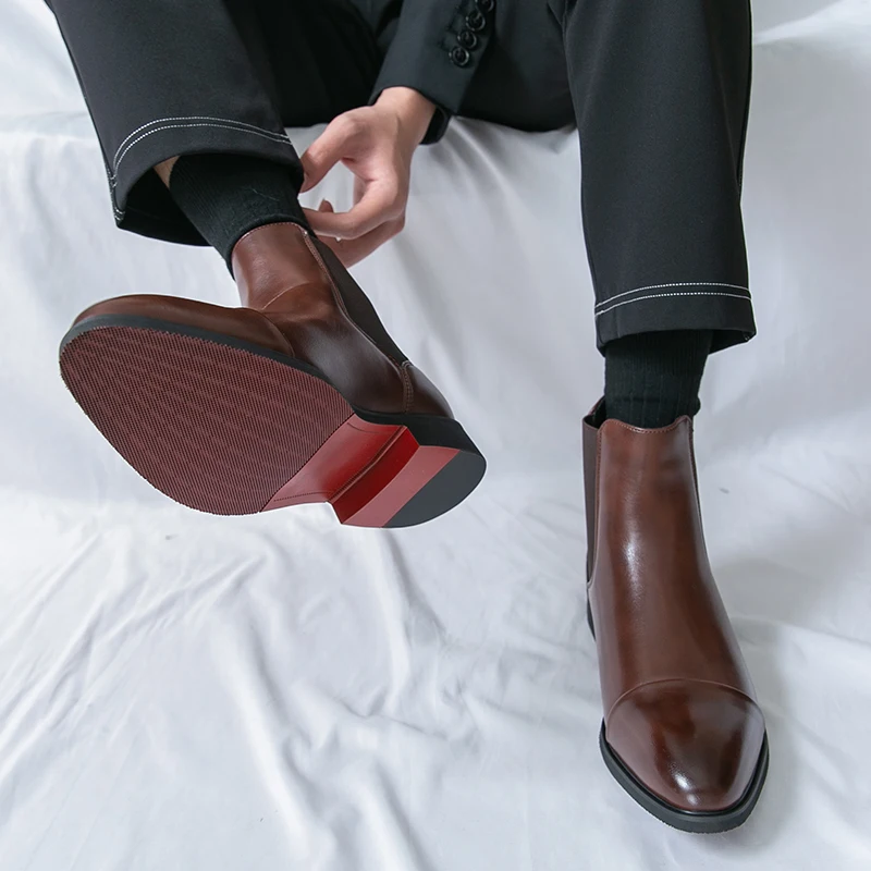 Новые летние сандалии. Удобные, легкие, персонализированные, красивые, модные, популярные, одношаговые мужские кожаные туфли.