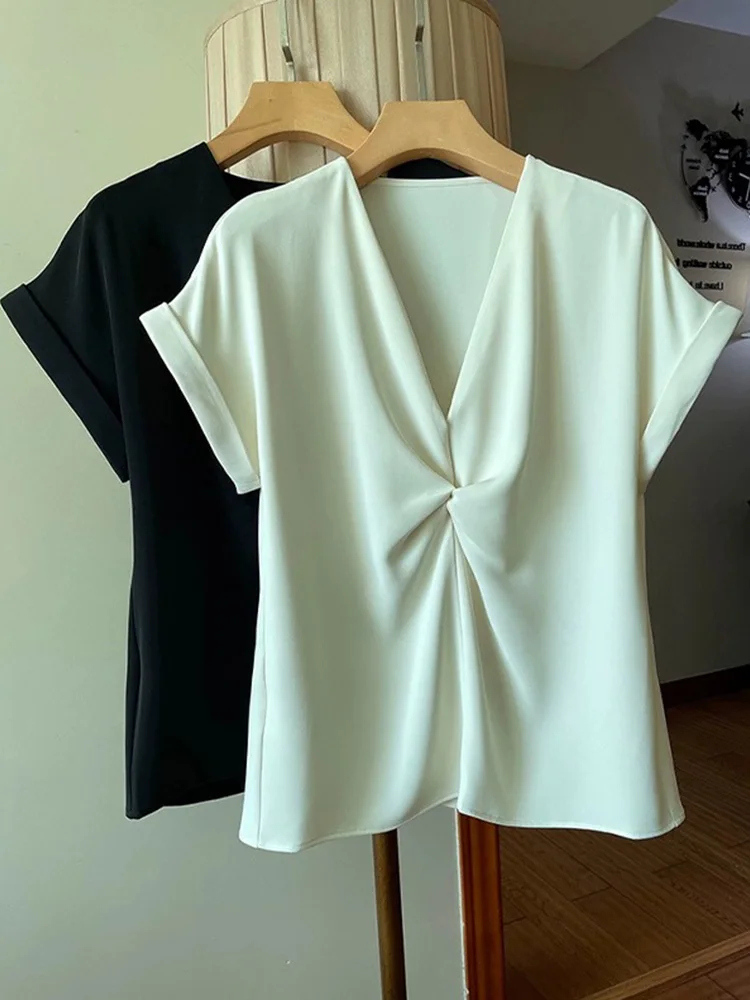 패셔너블한 브이넥 반팔 단색 셔츠 여성용 독특한 디자인 여름 2025 스타일리시 다용도 한국 스타일 루즈핏