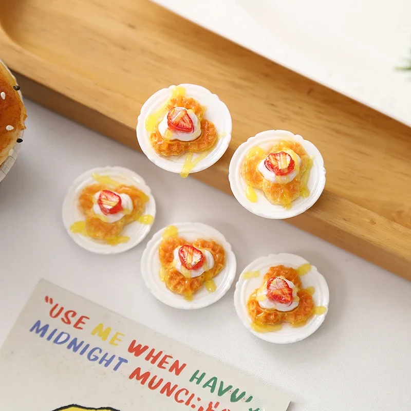 

4 шт. миниатюрный кукольный домик, имитация еды, клубника, вафельный торт, модель DIY, кухонные аксессуары, украшение для кукольного домика из смолы