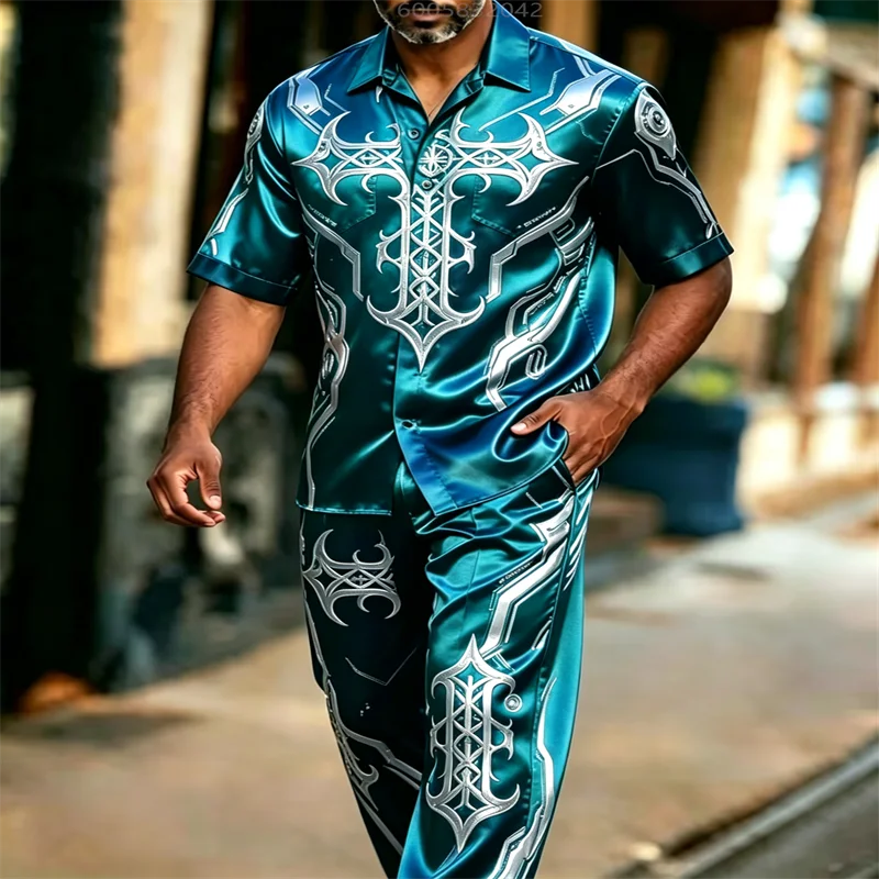 Conjunto de dos piezas para hombre, de satén, con estampado de armadura plateada, camisa de manga corta y pantalones. Traje de lujo de estilo gótico y geométrico, ideal para fiestas y uso casual.