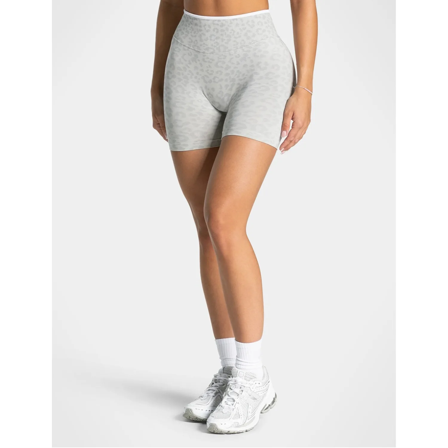 Sommer Damen Nahtlose Sportshorts mit Leopardenmuster Weißer Rand Kontrastierende Hochtaillierte Leggings Gym Yoga Übungs-Sportshorts – Detail 16