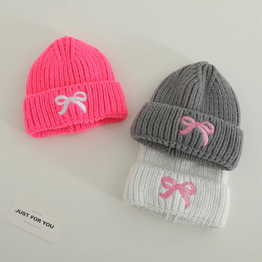蝶ネクタイ付きの刺繍ニット帽,1〜3歳の子供向けの暖かい帽子,秋と冬の新しいファッション