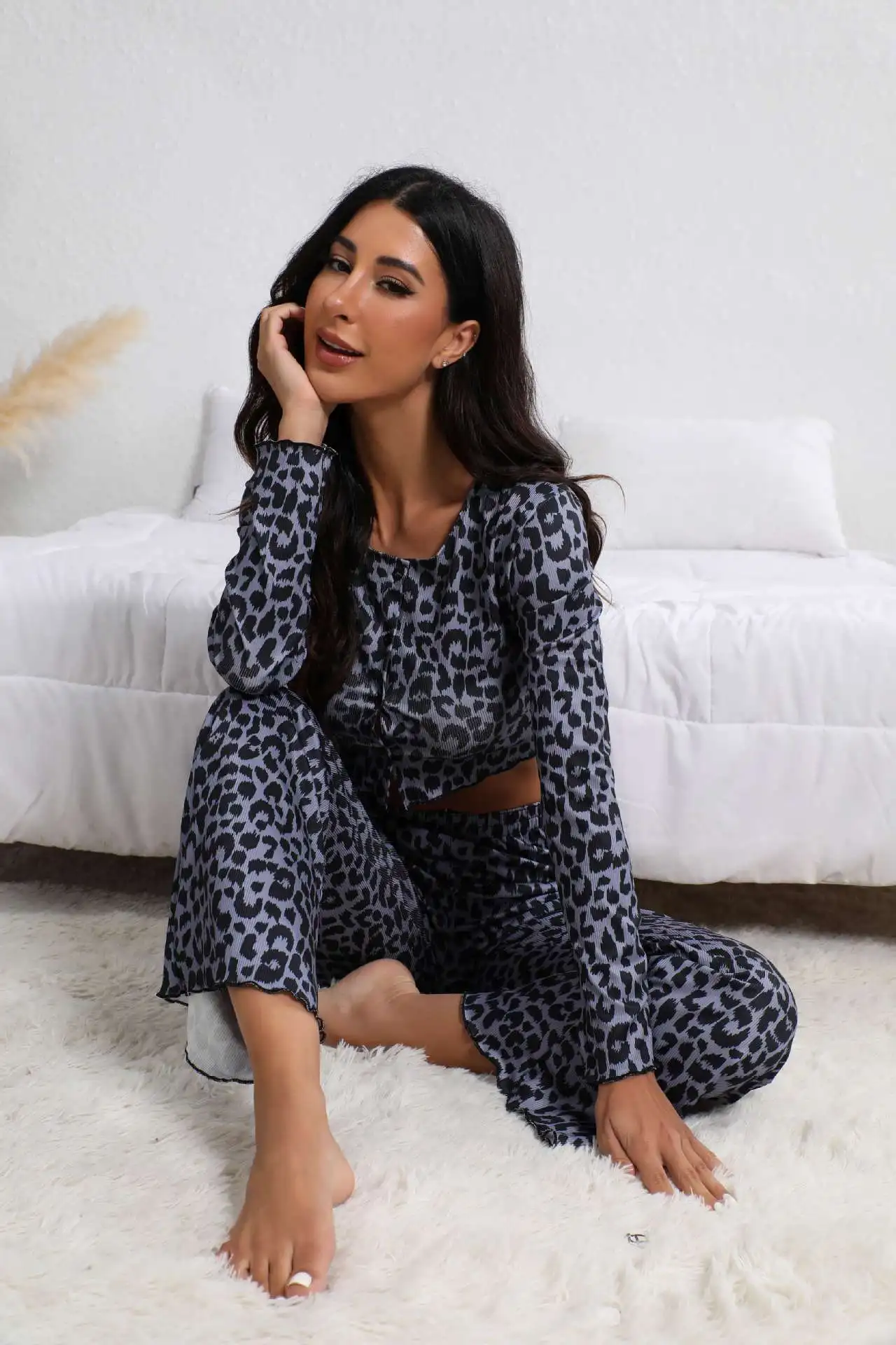 

Женские пижамные комплекты: весенний комплект с леопардовым принтом, расклешенными рукавами, укороченным топом с круглым вырезом и открытым животом, и брюками с широкими штанинами, 2 предмета