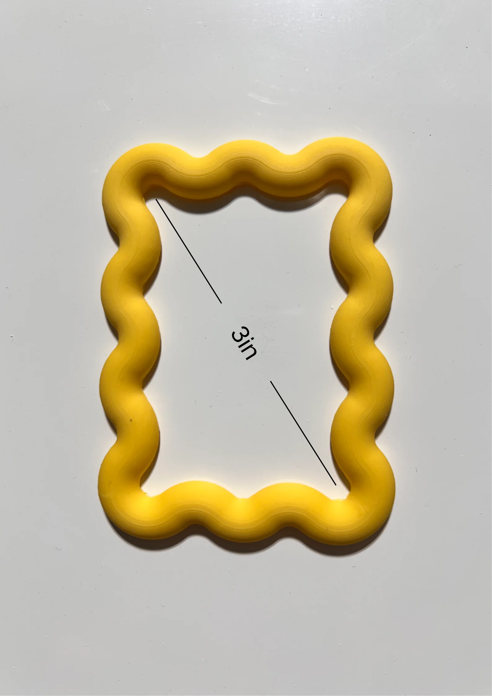 A Wavy Mini Magnetic Photo Frame, Colorful Fridge Magnet, Suitable for Polaroid Photos.