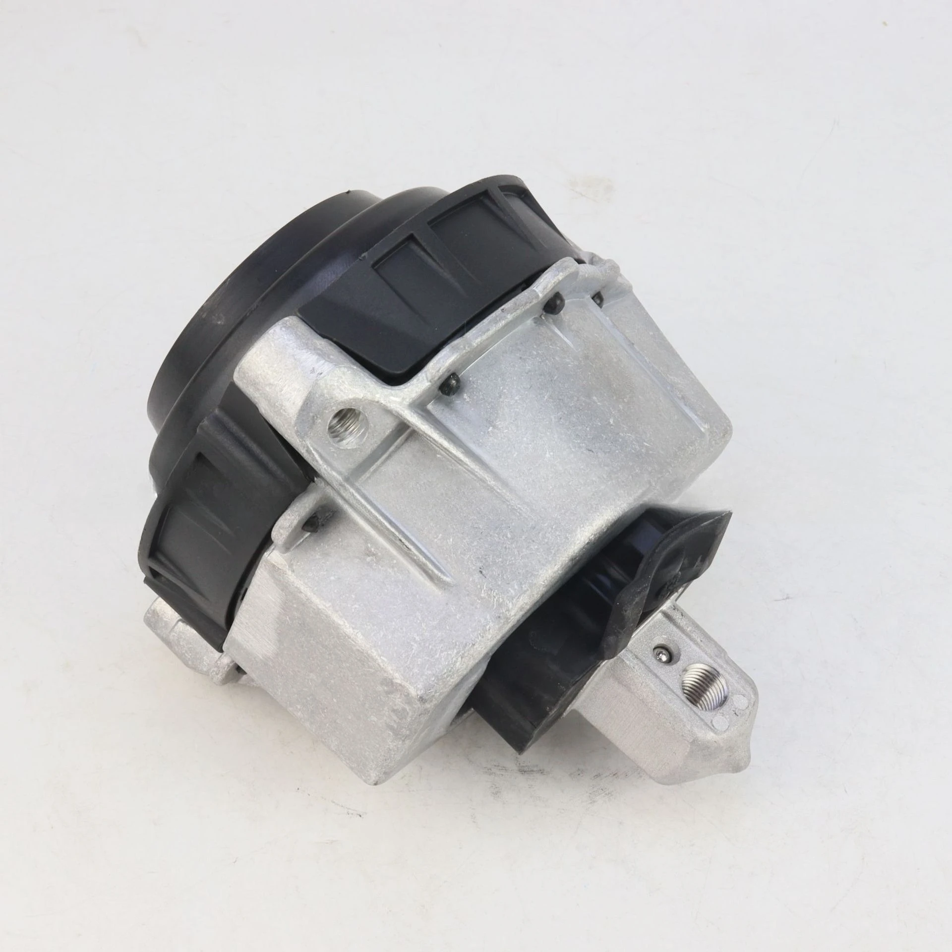 

Suitable for BMW G20 G21 22117581617 22117581618 LR car engine foot
