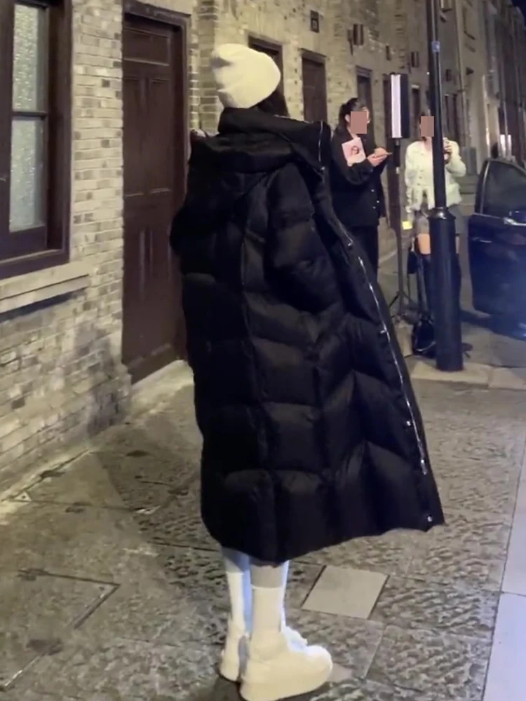 Długi, biały płaszcz puchowy za kolano z kapturem, zapinany na zamek, w stylu koreańskim, ocieplany, długi płaszcz damski na zimę.