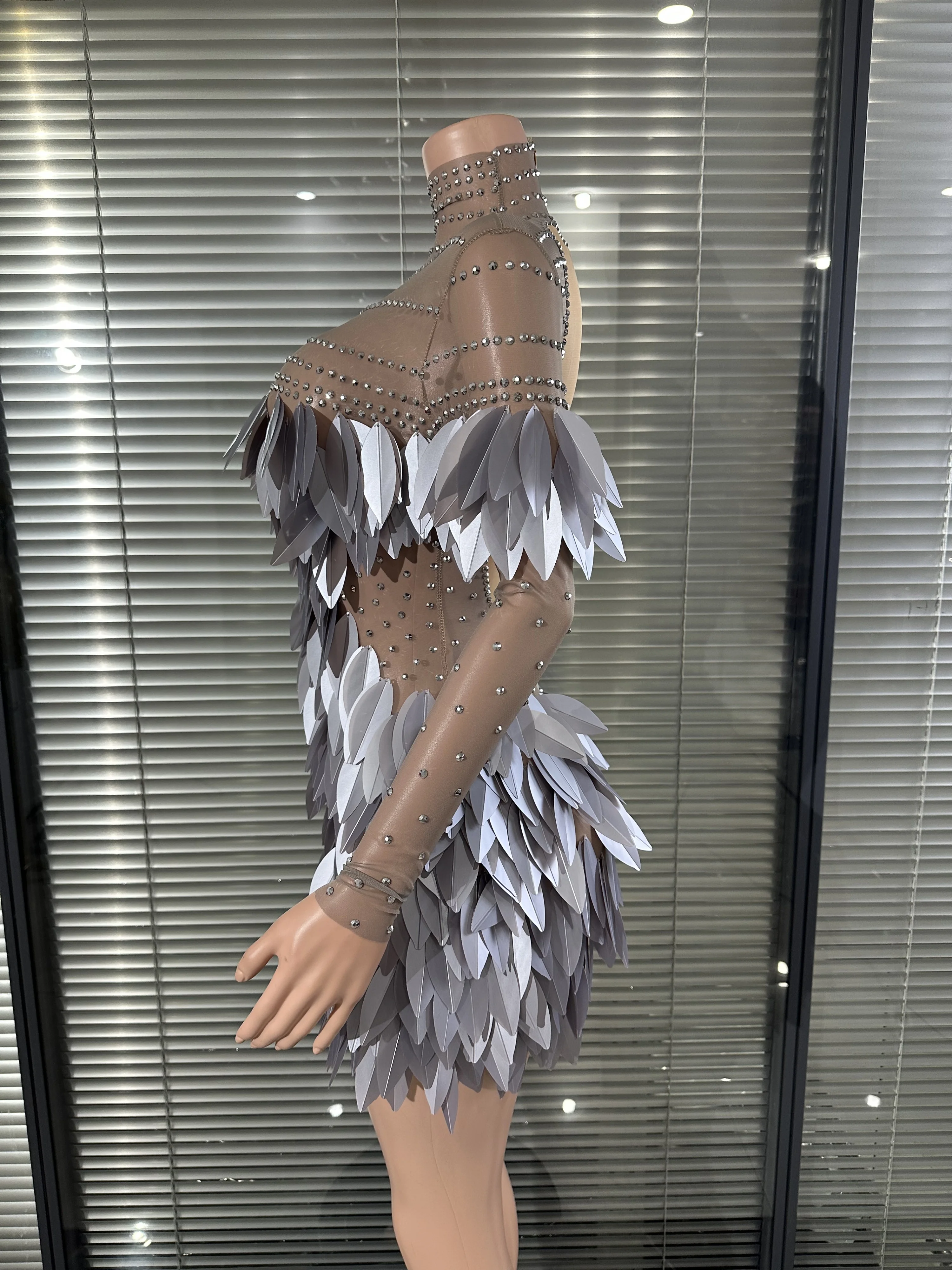 ハイネックのアバンギャルドなシアーストラップドレス、ラインストーン装飾、3Dシルバーグレーの葉っぱのようなレイヤードテクスチャ、ランウェイショー、ステージパフォーマンスに最適