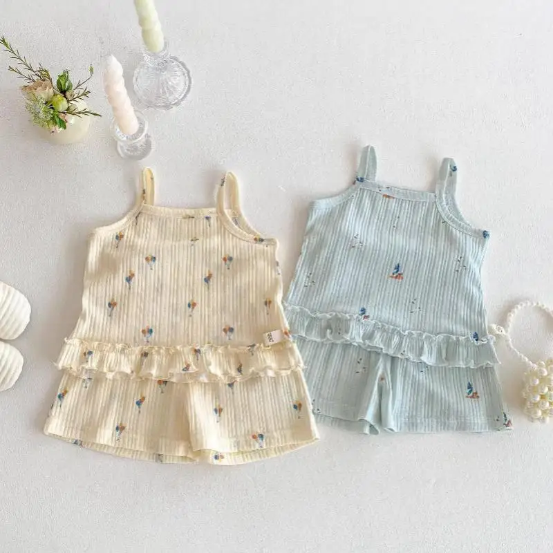 

2025 летний новый комплект одежды без рукавов для девочек, милый мультяшный принт, кружевной жилет на бретельках + шорты, костюм из 2 предметов, детский хлопковый повседневный комплект