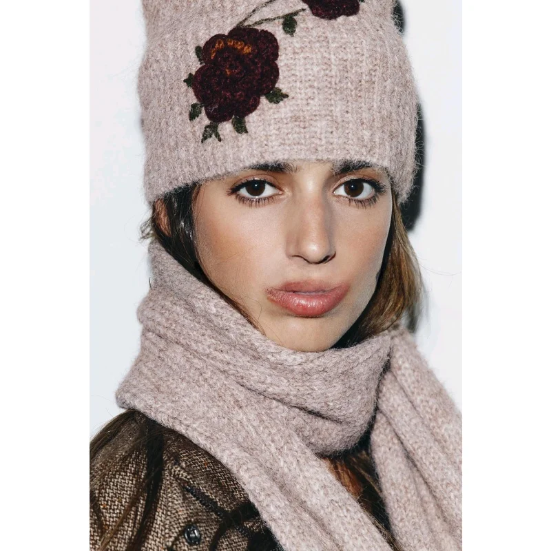 قبعة محبوكة مطرزة بالزهور 065327 قفازات أصابع 0653273 وشاح محبوك 0653272 مجموعة تي شيرت عصرية للنساء