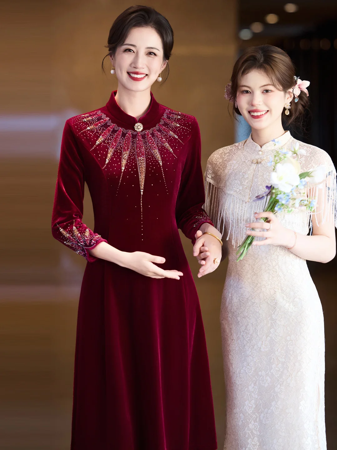 

Элегантное золотисто-бархатное винно-красное ципао для женщин: омолаживающая церемониальная одежда в китайском стиле, средней длины