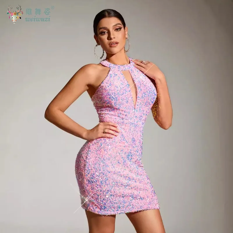 ピンクのラウンドネック、ハンギングネック、ノースリーブ、ヒップハグ、ショート丈のイブニングドレス、背中が大きく開いたブルーのスパンコールのイブニングドレス