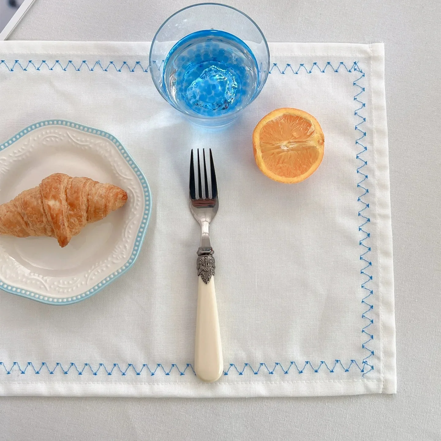 Embroidered Cotton and Linen Napkins Brief and Elegant for Home Dining Tables Placemats Hotel Party Table Decorations