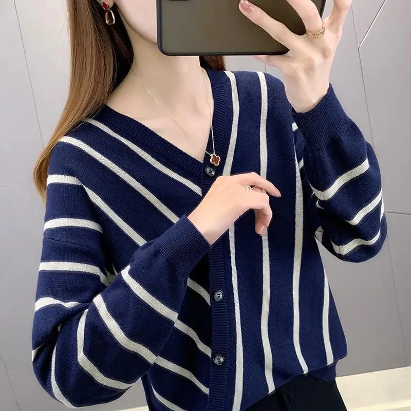 Top lavorati a maglia con scollo a v a righe da donna di moda coreana autunno inverno maglioni a maniche lunghe impiombati con bottoni sciolti per