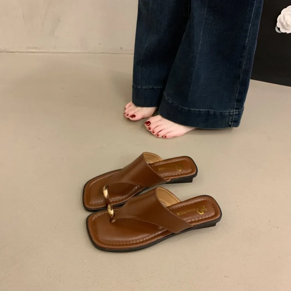 Damen Sommer Flip-Flops mit flacher Sohle, Zehenstegsandalen, eckige Zehenpartie, Kunstleder, weiche Sohle, rutschfeste Schuhe für Strandurlaub und Alltag – Detail 21