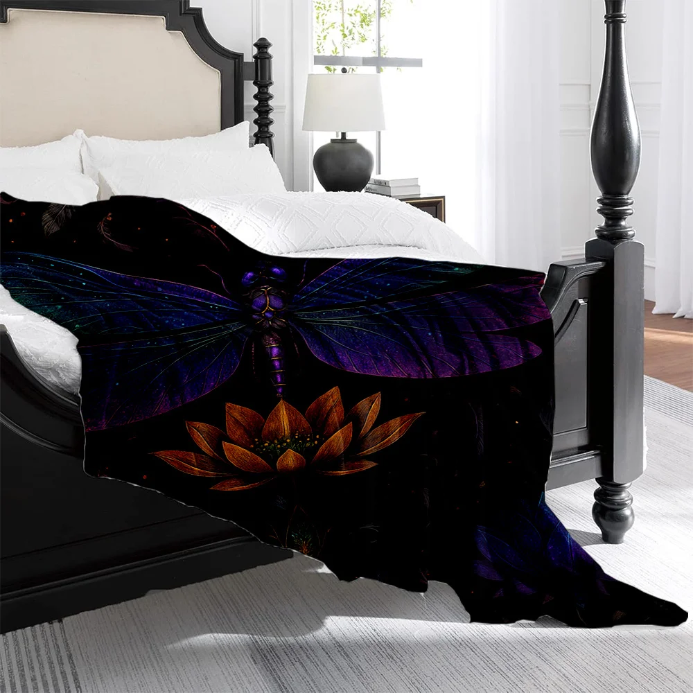 قطعة واحدة من بطانية الفانيلا الفاخرة - رمي ناعم ثقيل الوزن لجميع المواسم مع اليعسوب الأرجواني الأزرق الأنيق وطباعة اللوتس، آلة كان #2