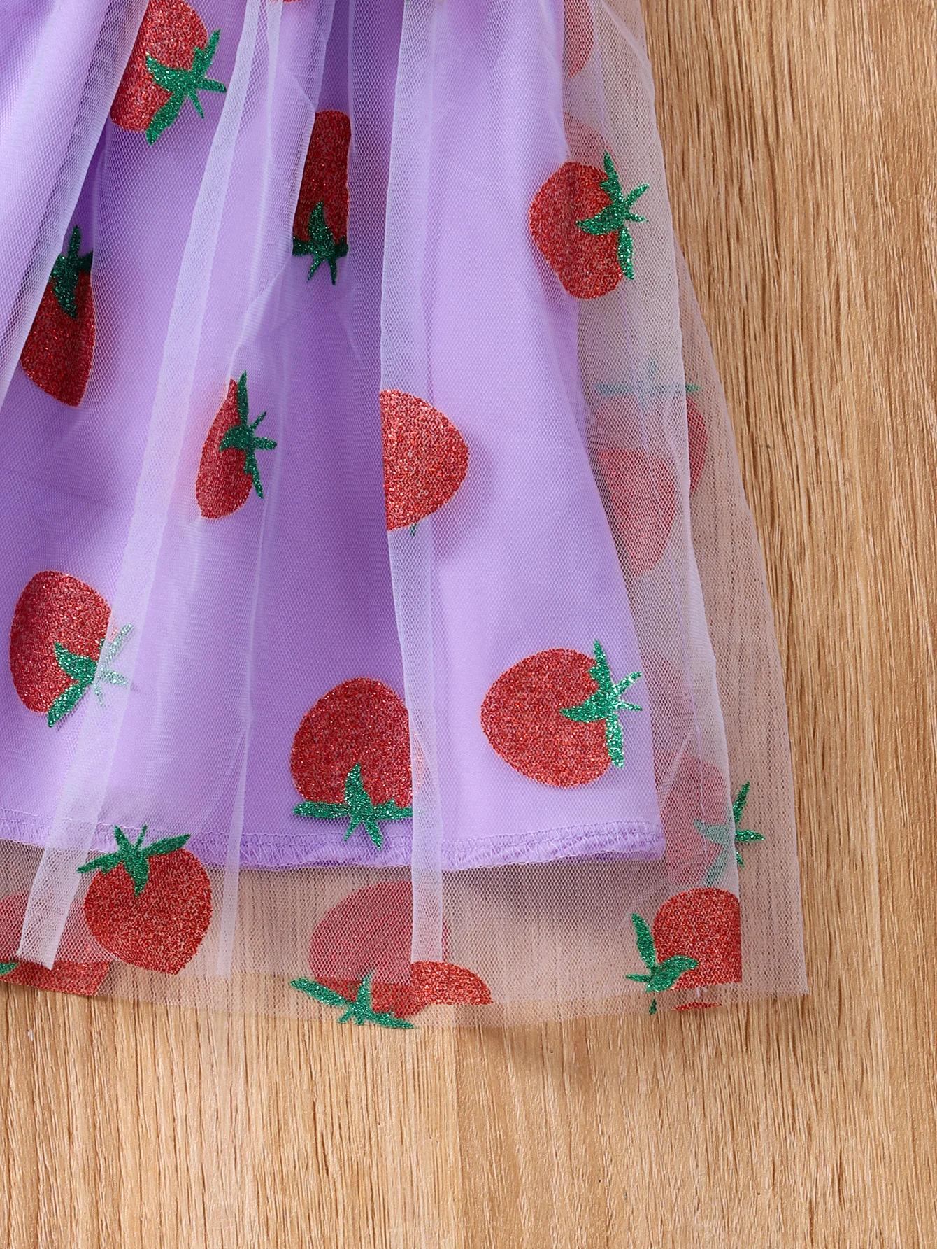 Short sleeved strawberry mesh skirt set for girls, middle and young children