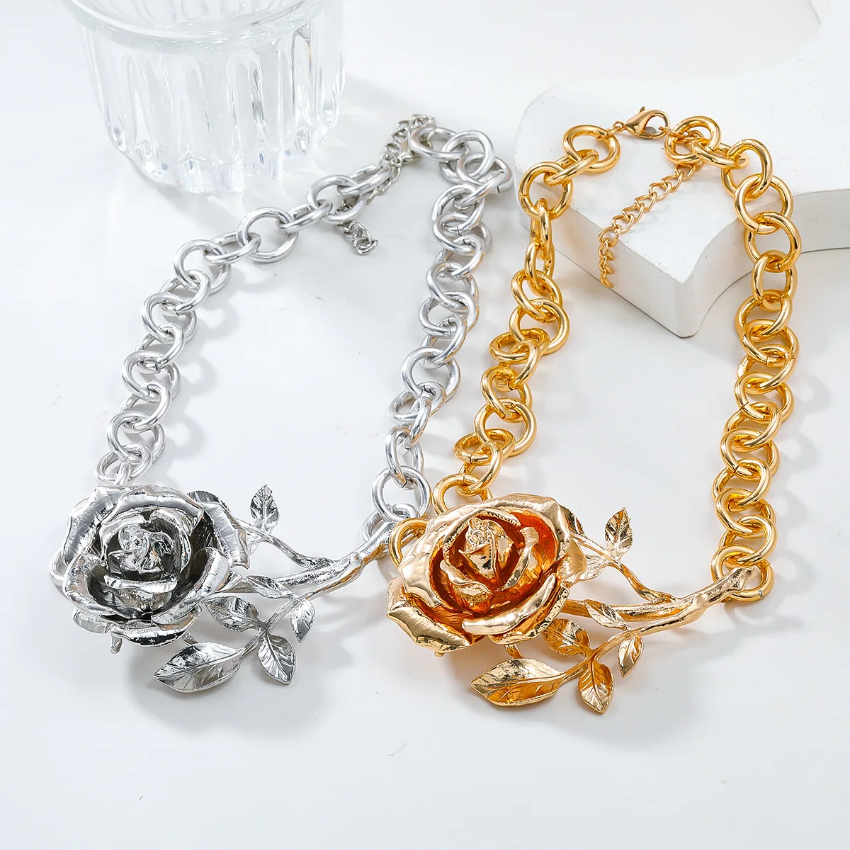 HUANZHI Rose Pendant Flower Alloy Exaggerated Chunky Necklace for Women Girls Vintage Elegant Fashion Jewelry Gifts 2024 New