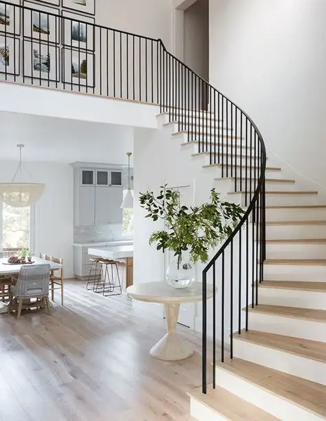 Personalizzazione Corrimano per scale in ferro battuto forgiato a mano dal design moderno Balaustre decorativi e accenti di rosetta con antiruggine