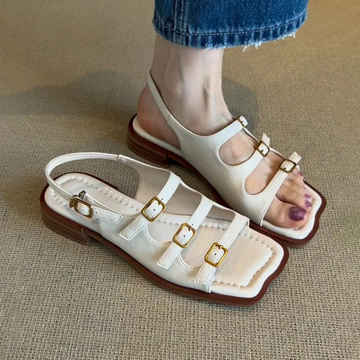 

Fashion Belt Buckle Design White Flat Sandals Women Comfort Low Heel Roman Sandals Summer Soft Leather Beach Shoes