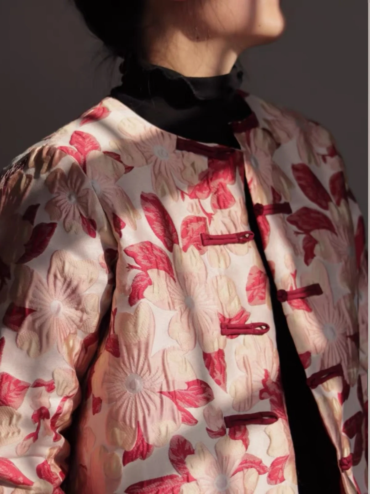 

Новая китайская утепленная хлопковая куртка для женщин, осенне-зимняя, свободного кроя, с вышивкой, на пуговицах, с высоким воротником, длинными рукавами