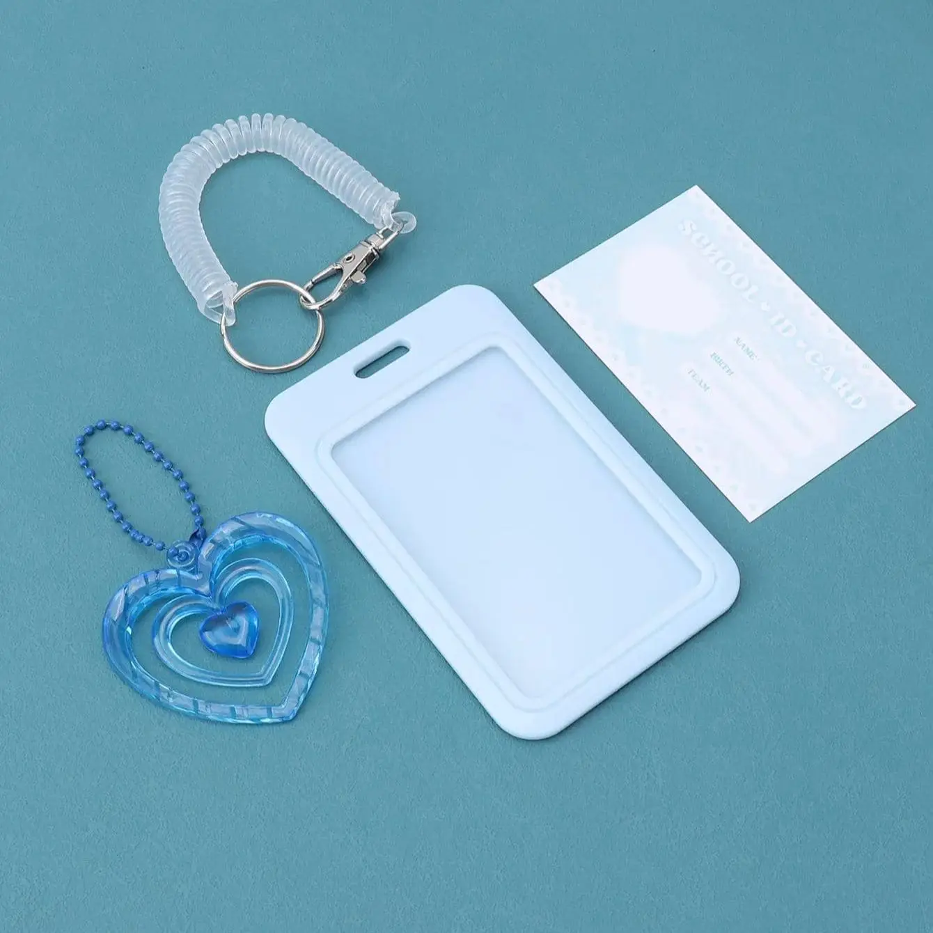 1 x exquisiter Kartenhalter im Armband-Stil, hohler Herzanhänger, tragbarer Studenten-ID, Transit-Karte und Arbeits-ID-Kartenschutz
