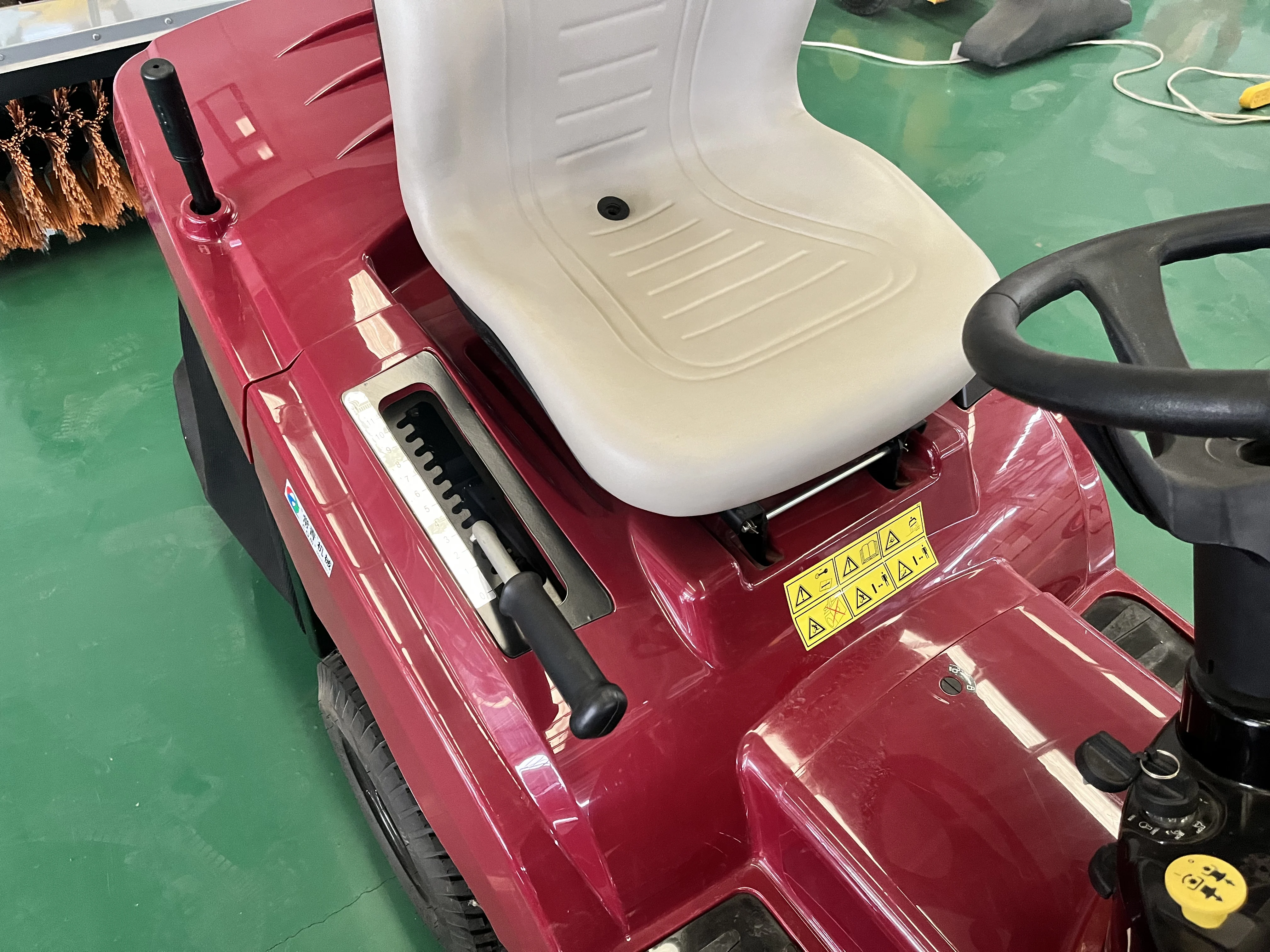 Customized Lawn Mower Riding Off-Road Performance Lawn Mower for Fast and Efficient Weed Removal